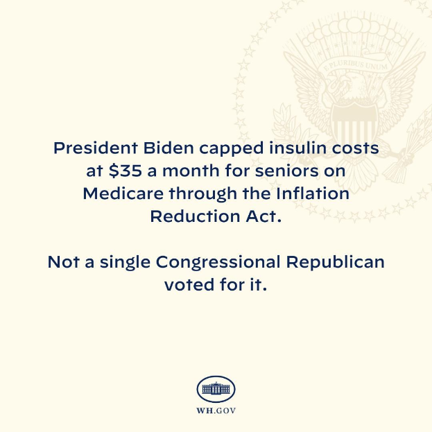 Plakat mit dem Text "Präsident Biden beschränkte die Kosten für Insulin auf 35 Dollar pro Monat für Senioren mit Medicare durch das Inflation Reduction Act" und einem begleitenden Logo.