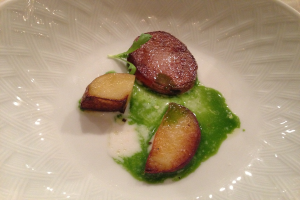 Eine Schüssel mit mehreren Fleischstücken und Chili-Sauce, die auf einem Tisch steht.