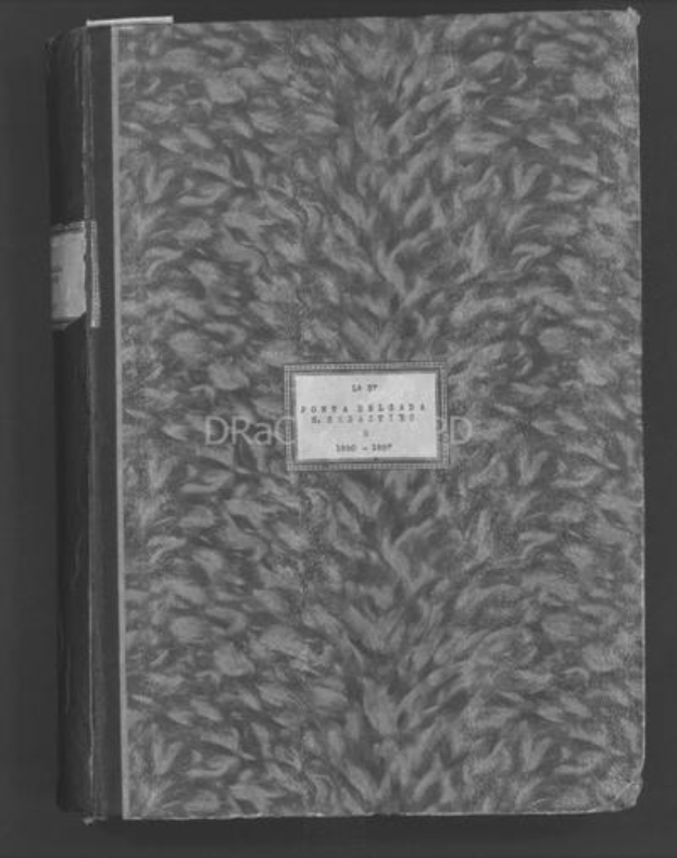 Schwarz-weiß-Foto eines Magazins mit einem Etikett auf dem Cover, vor einem dunklen Hintergrund.