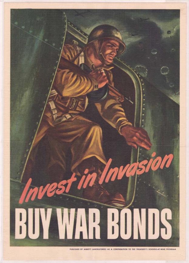Eine Person in militärischer Uniform und Helm hält eine Waffe, mit dem Text "Invest in Invasion, Buy War Bonds" darüber.