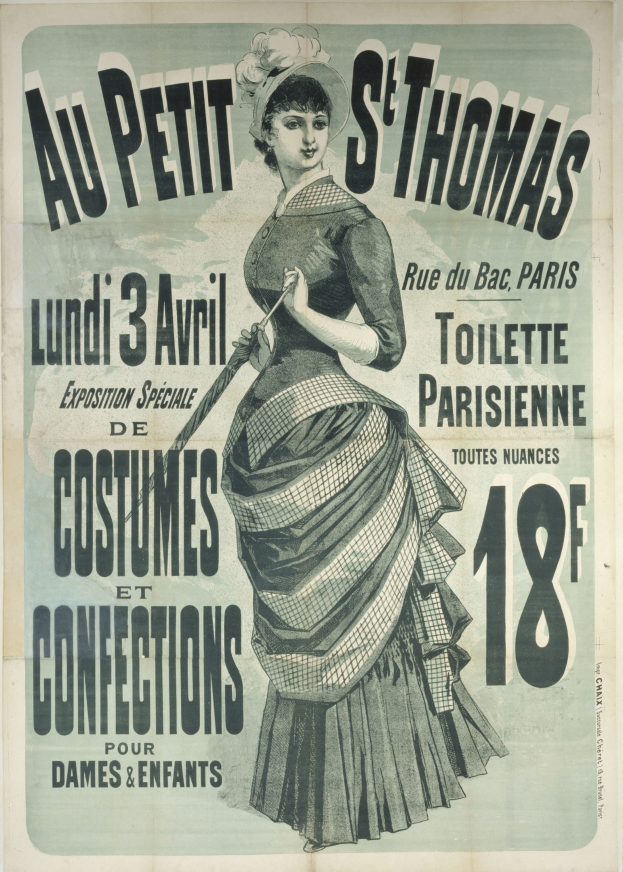 Ein Vintage-Plakat für eine Kostümvorstellung, das eine Frau in einem langen, hochgeschlossenen Kleid mit langen Ärmeln zeigt, deren Haar zu einem Knoten gebunden ist und die anmutig mit verschränkten Händen posiert.