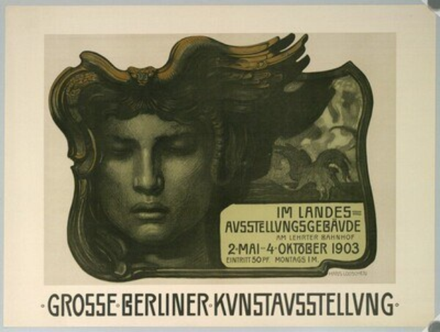 Ein Plakat mit einer Frau mit friedlichem Gesichtsausdruck, geschlossenen Augen und einem weißen Kleid mit einem blauen Schal, umgeben von dem Text "Große Berliner KVNSTAVSSTELLVING".