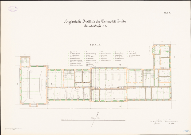 Schwarz-weißer architektonischer Grundriss des Universitätsgebäudes der Universität Berlin mit zahlreichen beschrifteten Räumen und handschriftlichen Anmerkungen auf altem Papier.