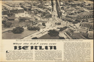 Schwarz-weiß-Fotografie einer alten Zeitung mit einer Stadtansicht, die Gebäude, Bäume und Fahrzeuge sowie Text enthält.