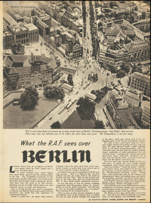 Schwarz-weiß-Fotografie einer alten Zeitung mit einer Stadtansicht, die Gebäude, Bäume und Fahrzeuge sowie Text enthält.