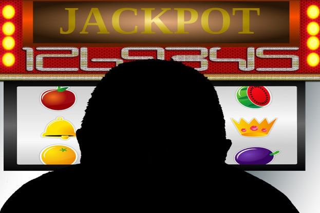 Ein Mann spielt einen Online-Slot-Automaten mit "Jackpot" angezeigt, umgeben von frucht-themen Spiel-Elementen.