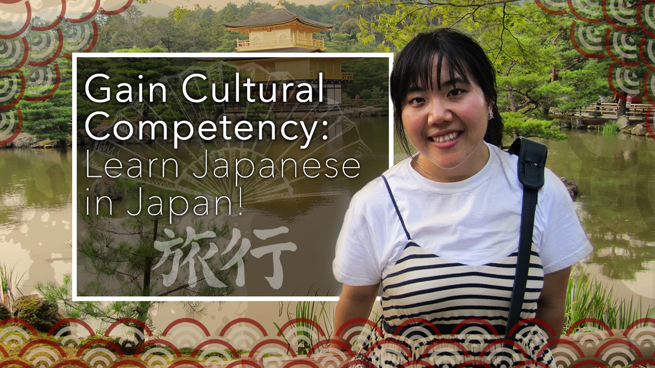 Eine Frau lächelt vor einer friedlichen Landschaft mit Wasser, Grünfläche, einem Gebäude und einem klaren blauen Himmel, mit dem Text "Kulturelle Kompetenz erwerben: Japanisch in Japan lernen."