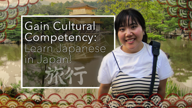Eine Frau lächelt vor einer friedlichen Landschaft mit Wasser, Grünfläche, einem Gebäude und einem klaren blauen Himmel, mit dem Text "Kulturelle Kompetenz erwerben: Japanisch in Japan lernen."