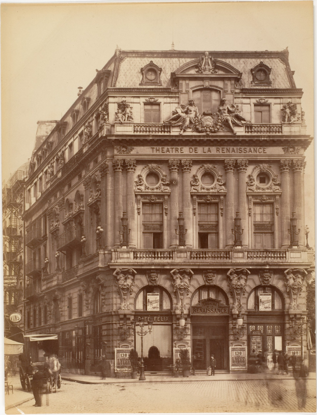 Altes Foto des Théâtre de la Renaissance in Paris mit seiner prunkvollen Fassade mit Fenstern, Säulen, Bögen und Skulpturen, mit einer Straßenansicht davor und Himmel im Hintergrund.