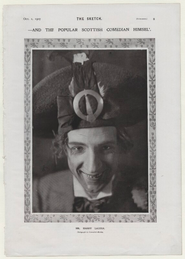 Ein Schwarz-Weiß-Foto eines grinsenden Mannes mit Hut, mit Text oben und unten 'The Sketch and the Popular Scottish Comedian Himself'.