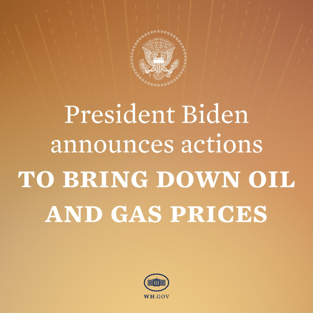 Pr├Ąsident Biden an einem Rednerpult mit einer Tafel, auf der ein Logo und ein Text zu sehen sind, bei der Ankündigung von Ma├čnahmen zur Reduzierung von ├ľl- und Gaspreisen.