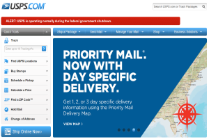 Screenshot der USPS Priority Mail-Seite mit dem Text "Priority Mail Now mit tagesgenauer Lieferung" und einer Karte, die den Standort des Dienstes zeigt.