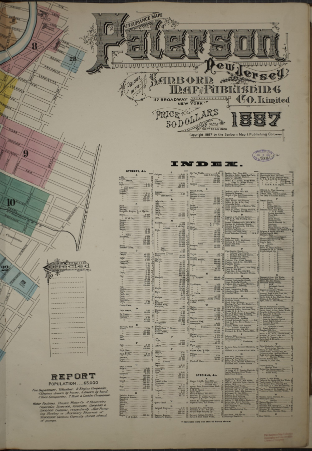 Ein altes Buch mit einer detaillierten Stadtkarte oben drauf, das auf einer Oberfläche liegt, mit Text, der Informationen über die Gebäude, Straßen und Sehenswürdigkeiten der Stadt enthält.