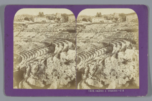 Schwarz-weiß-Stereoskopische Ansichten des antiken Amphitheaters in Syrakus, die Sitzreihen, Strukturen, Bäume und Himmel zeigen.