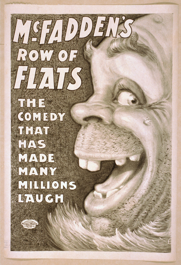 Plakat einer lachenden Person mit wilden Haaren, weit aufgerissenen Augen und einem breiten Grinsen, vor einem hellgelben Hintergrund, mit dem Text "McFadden's Row of Flats: The Comedy That Has Made Many Millions Laugh" auf dem Bild.
