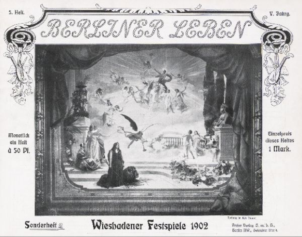 Schwarz-weißes Foto einer Bühne von den Wiesbadener Festspielen 1902 mit Darstellern in traditioneller deutscher Tracht, bunten Bühnendekorationen und einem applaudierenden Publikum im Hintergrund.
