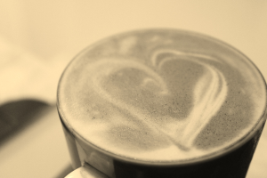 Ein Becher voller Getränk.