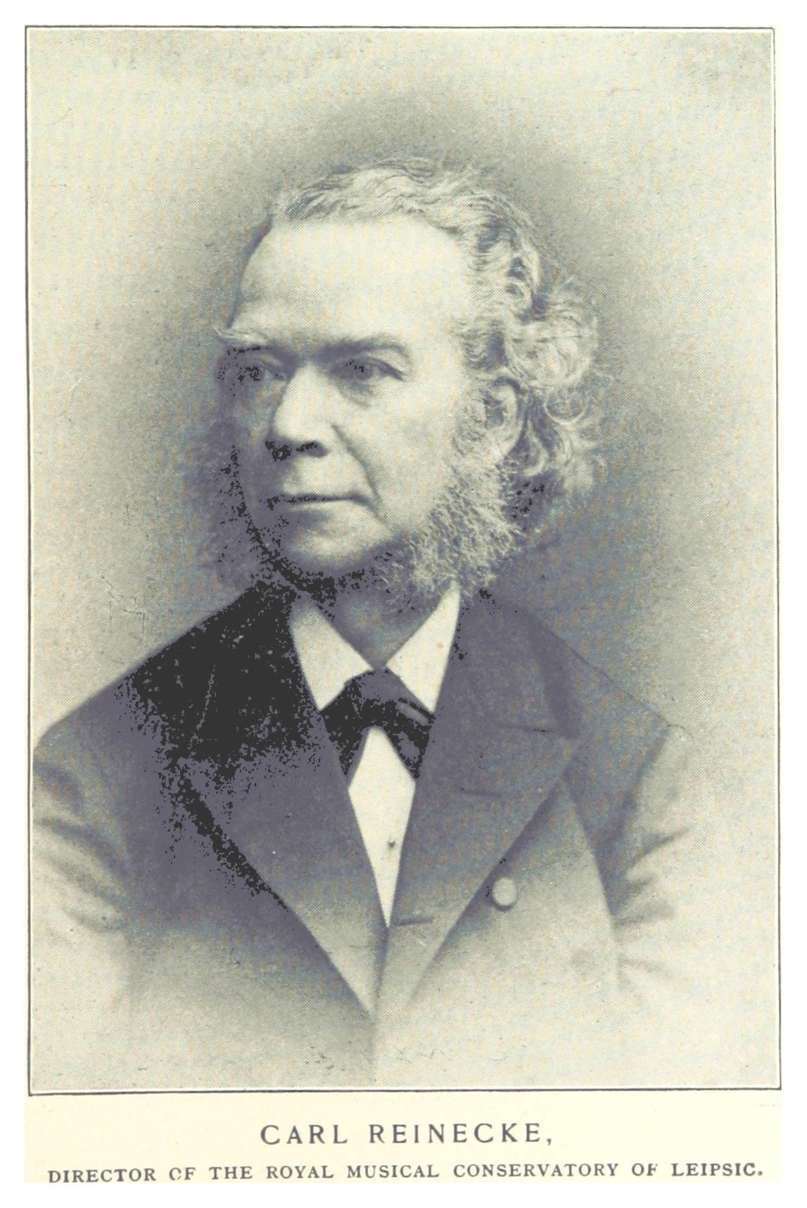 Schwarzes und weißes Porträt von Carl Reinecke, Direktor des Königlichen Musikalischen Konservatoriums Leipzig, in einem Anzug, mit Text unten.