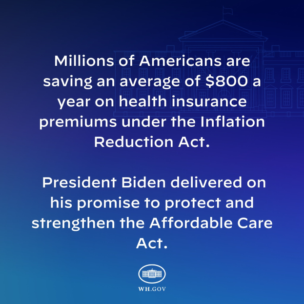 Blauer Hintergrund mit weißer Schrift, die besagt "Millionen von Amerikanern sparen durchschnittlich 800 USD im Jahr auf ihre Krankenversicherungsprämien unter dem Inflation Reduction Act" in der Mitte, mit einem Logo darunter.