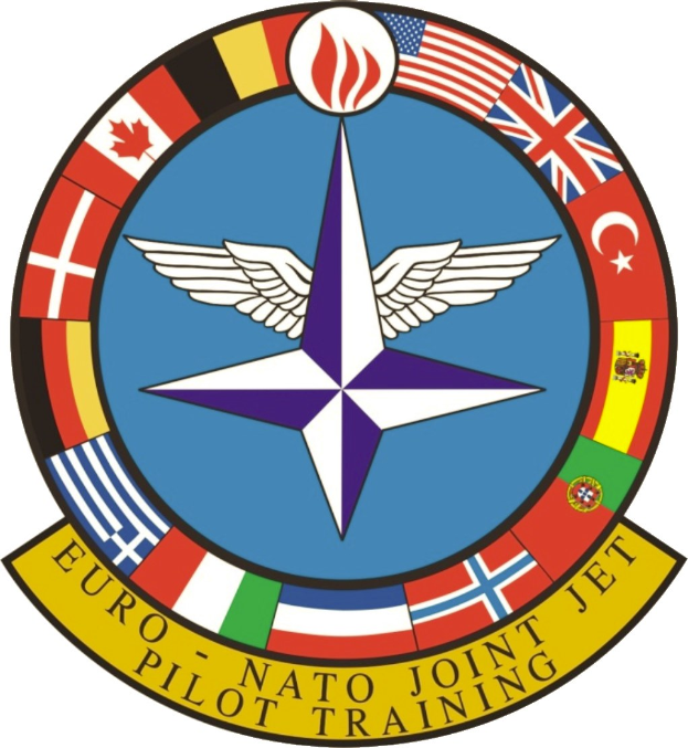 Logo der NATO-Joint-Jet-Pilot-Training mit einem blauen Kreis mit einem weißen Stern, umgeben von vier farbigen Flaggen und der Beschriftung "NATO Joint Jet" in Weiß.