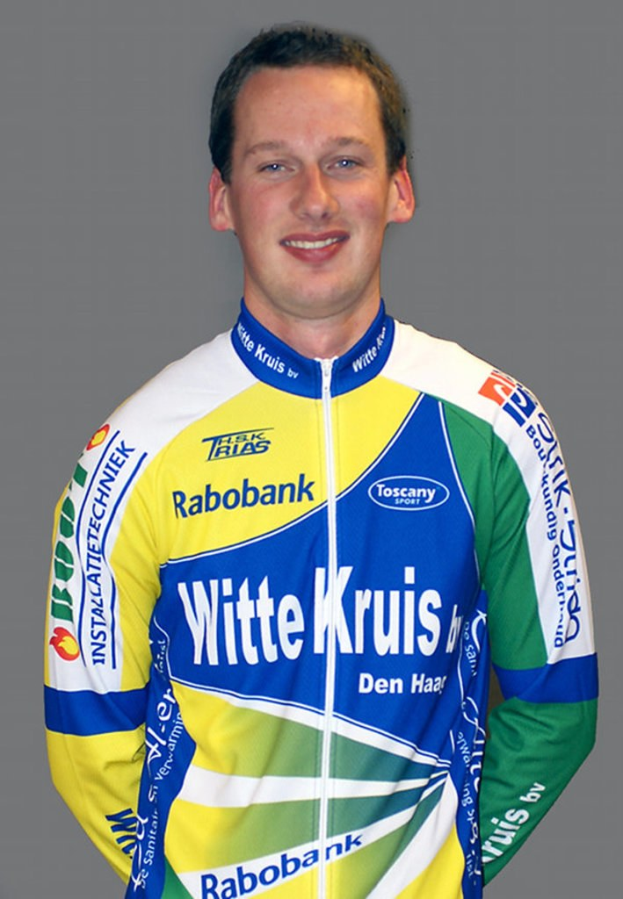 Ein Sportler posiert für ein Foto mit sichtbaren Sponsorennamen auf seinem Hemd.