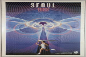 Eine Person, die mit den Olympischen Ringen im Hintergrund läuft und die Wörter 'Olympische Spiele' darüber geschrieben hat, von dem Plakat der Olympischen Spiele 1988.