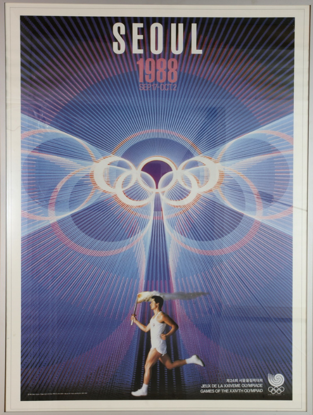 Eine Person, die mit den Olympischen Ringen im Hintergrund läuft und die Wörter 'Olympische Spiele' darüber geschrieben hat, von dem Plakat der Olympischen Spiele 1988.