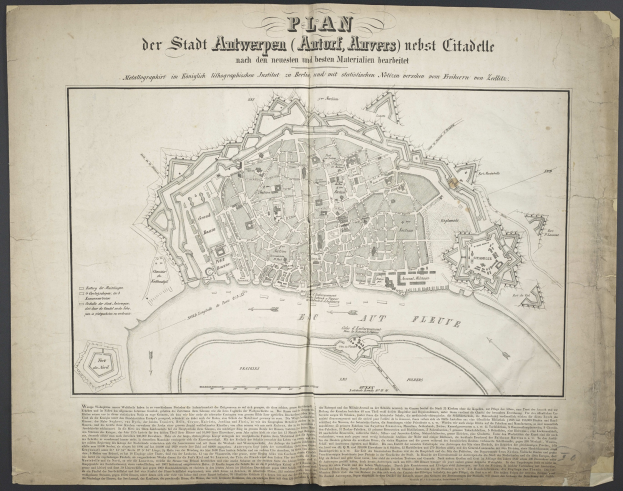 Ein altes Buch mit einer detaillierten Karte von Berlin auf dem Cover, das Straßen, Gebäude und Sehenswürdigkeiten zeigt, begleitet von Texten über die Bevölkerungszahl und Merkmale der Stadt.