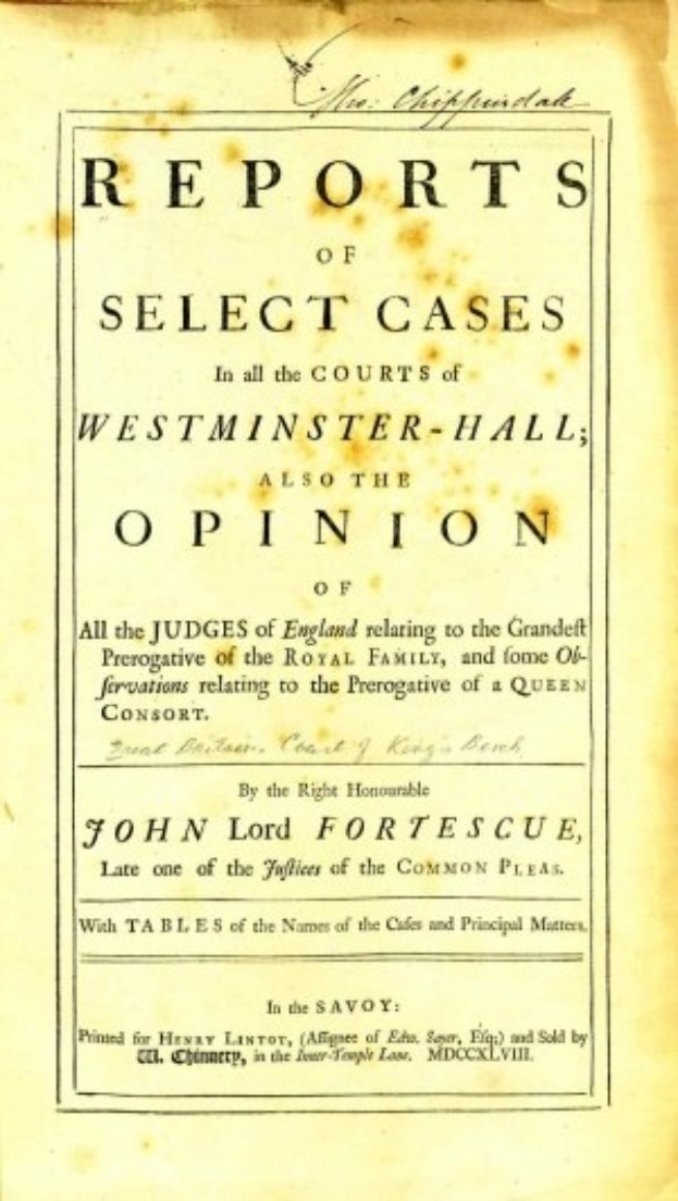 Ein altes Buch mit dem Titel 'Berichte über ausgewählte Fälle in den Gerichten von Westminster-Hall sowie die Meinung von John Lord Fortescue' ist auf einer Seite mit schwarzer Tinte aufgeschlagen.