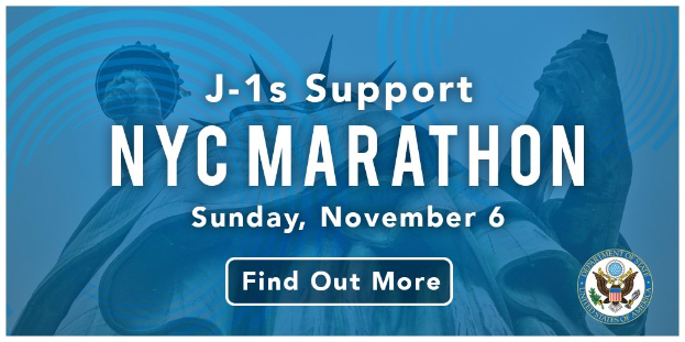 Plakat, das die New York City Marathon mit dem Text "j-1s unterstützt NYC Marathon" und dem Logo des Ereignisses bewirbt, das am Sonntag, den 6. November stattfindet.