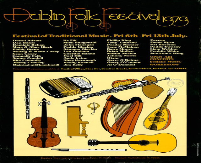 Plakat für das Dublin Folk Festival 1975 mit musikalischen Instrumenten wie Gitarre, Harfe, Flöte und Schlagzeug sowie Text mit Festivaldetails.