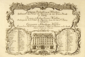 Ein altes Buch mit einer detaillierten Illustration eines Hotels mit einem großen Eingang und mehreren Fenstern, begleitet von beschreibendem Text und ausgeführten Gestaltungselementen.