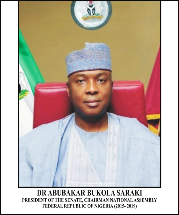 Dr. Abubakar Bukola Saraki, Präsident des Senats, sitzt in einem blauen Gewand und Hut, mit zwei Flaggen und einem Logo an der Wand hinter ihm und einem Rahmen mit Namen unten.