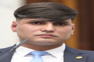 Abg. Devin Nunes, gekleidet in Anzug und Krawatte, spricht in ein Mikrofon mit unscharfem Hintergrund.