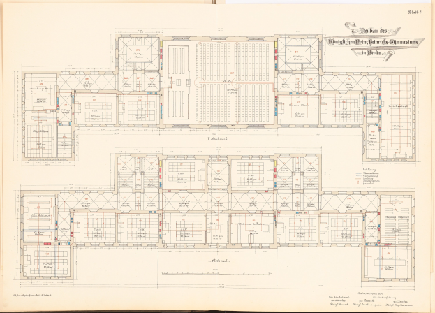 Offenes Buch mit detailliertem Grundriss des Berliner Olympia-Gymnasiums mit begleitendem Text zur Beschreibung des Layouts.