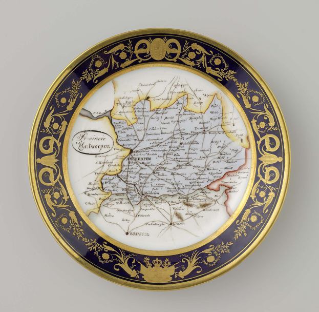 Ein dekorativer Teller mit einer detaillierten Deutschlandkarte, verziert mit aufwändigen Designs und Texten, vor einem weißen Hintergrund.