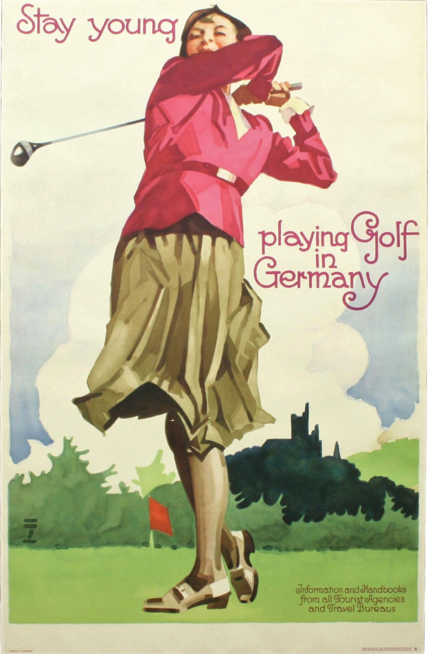 Eine Frau steht mit einem Golfschläger auf einem Kurs in Deutschland, mit einer Fahne und Bäumen im Hintergrund, und Text auf dem Plakat.