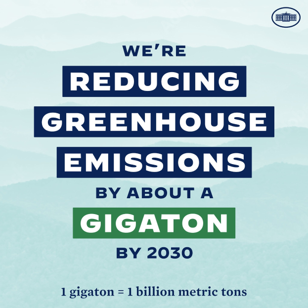 Ein Plakat mit Text und Logo, das 'Wir reduzieren die Treibhausgasemissionen um etwa eine Gigatonne bis 2030' verkündet und für eine signifikante Reduzierung der Treibhausgasemissionen bis 2030 wirbt.