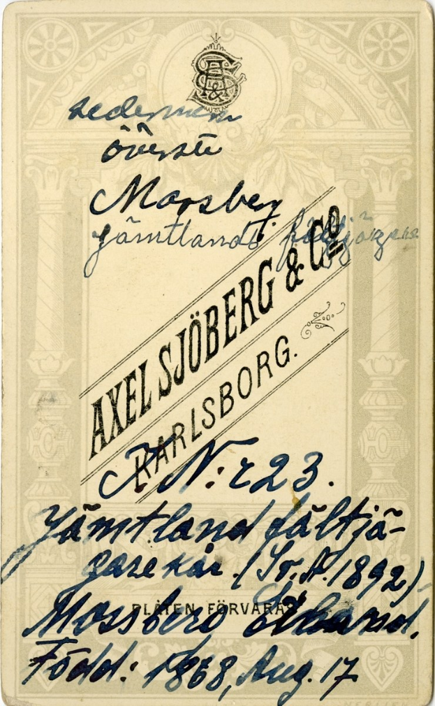 Ein altes Passfoto mit einem Schwarz-Weiß-Bild eines Mannes und Text sowie ein Logo.