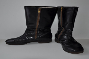 Schwarze Lederstiefel mit silbernen Reißverschlüssen auf einem weißen Hintergrund, mit einem eleganten, glänzenden Finish.