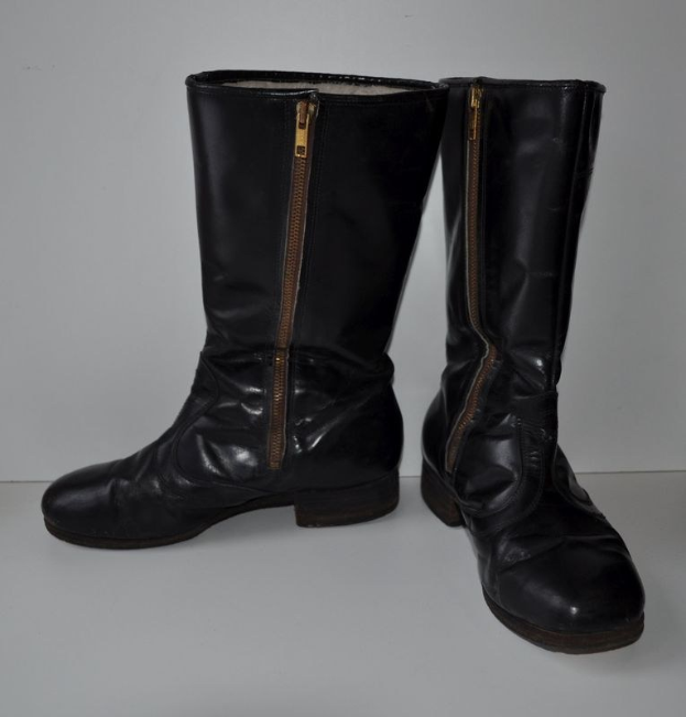 Schwarze Lederstiefel mit silbernen Reißverschlüssen auf einem weißen Hintergrund, mit einem eleganten, glänzenden Finish.