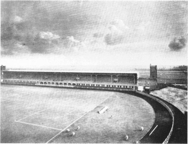 Schwarzes und weißes Foto eines Fußballfeldes mit einem Stadion, umgeben von Bäumen und einem bewölkten Himmel, mit dem Text "Stoke City Football Club" unten.