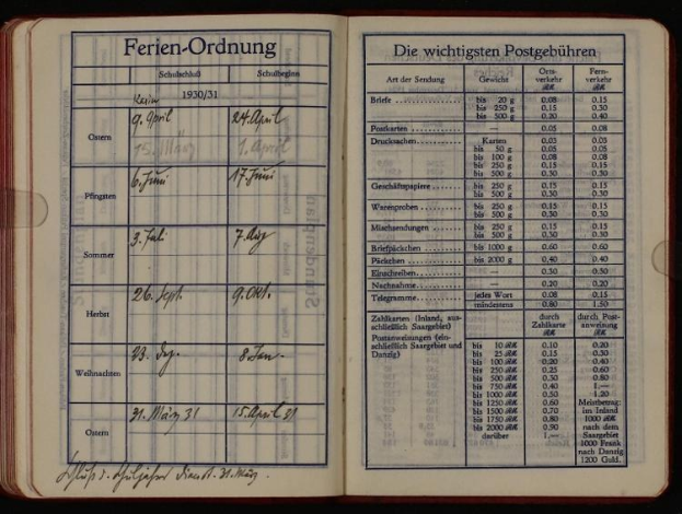 Offenes Buch mit schwarzem Hintergrund, das Text und Zahlen zeigt, identifiziert als deutscher Postaufkleber aus dem Jahr 1930.
