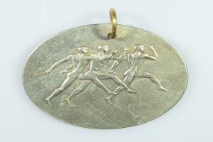 Eine Goldmedaille mit drei Läufern in Bewegung auf einem weißen Hintergrund.