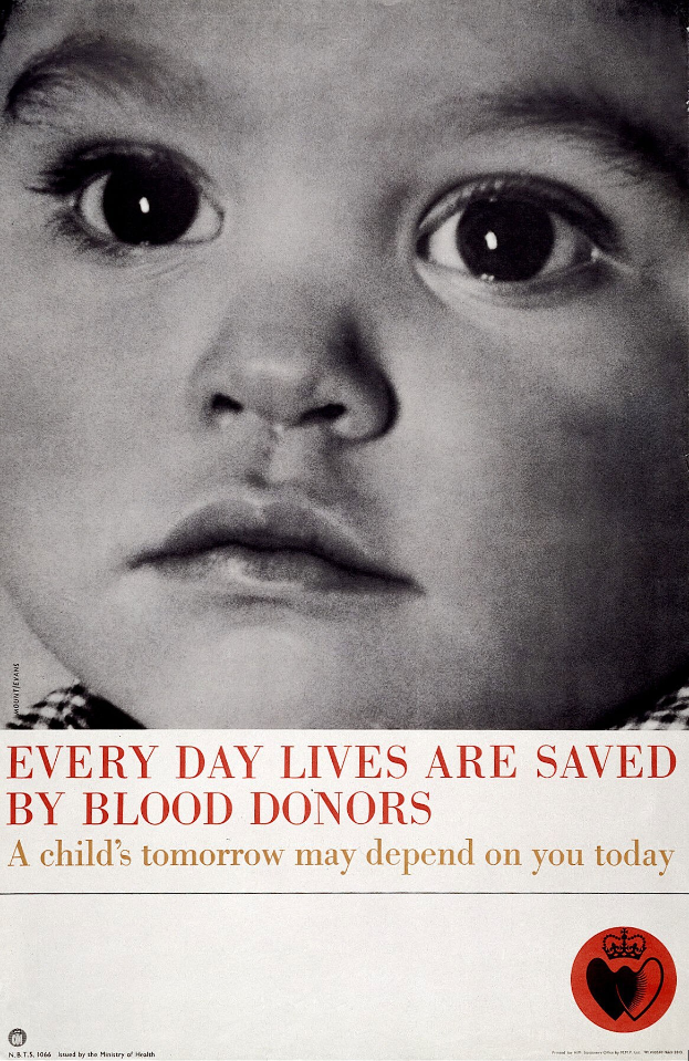 Plakat mit einem Kind mit ernstem Gesichtsausdruck in der Mitte, umgeben von fettem schwarzem Text, der "Jeden Tag rettet Blutspenden Leben."