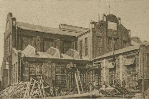 Schwarz-weiß-Fotografie der Sydney Central Railway Station im Bau, mit Holzmaterialien, einem Wagen und einem Himmel-Hintergrund.