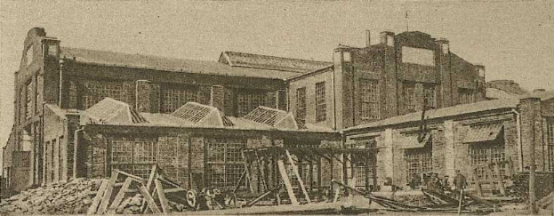 Schwarz-weiß-Fotografie der Sydney Central Railway Station im Bau, mit Holzmaterialien, einem Wagen und einem Himmel-Hintergrund.