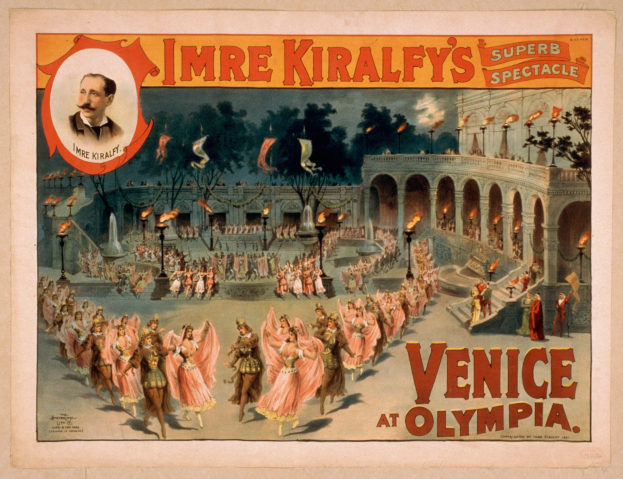 Plakat für Imre Kiralfys Super-Spektakel in Venedig in Olympia, das kostümierte Künstler vor einem gebogenen und säulengestützten Gebäude mit Laternen und Bäumen im Hintergrund zeigt.