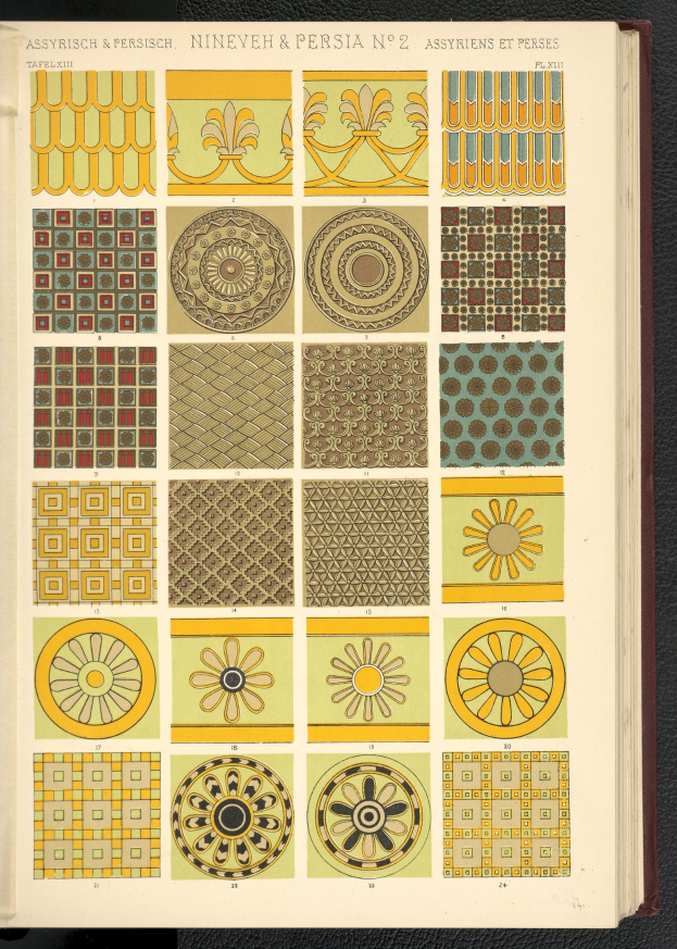 Offenes Buch mit komplexen Mustern und Text auf schwarzer Oberfläche.