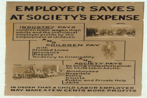 Ein hellgelbes Plakat mit einem weißer Rand, das eine Gruppe verschiedener, lächelnder Menschen und den fetten Text "Arbeitgeber spart auf Kosten der Gesellschaft" zeigt.